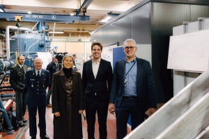 La ministre de la Défense, Ludivine Dedonder et le secrétaire d’Etat à la politique scientifique, Thomas Dermine en visite au VKI 